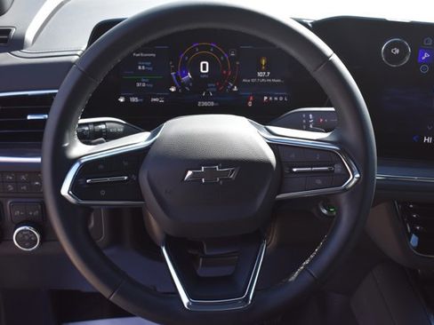 Used 2025 Chevrolet Suburban Z71 image 21