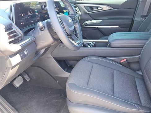 Used 2025 Chevrolet Traverse LT w/ Driver Confidence Package image 18