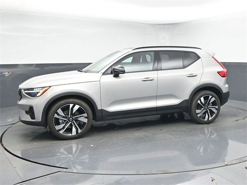 Used 2025 Volvo XC40 B5 Plus image 4