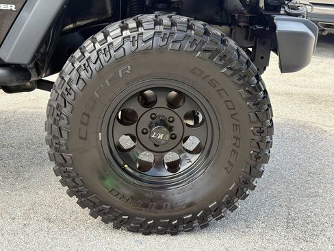 Used 2017 Jeep Wrangler Sport w/ Quick Order Package 24S AWD/4WD image 14