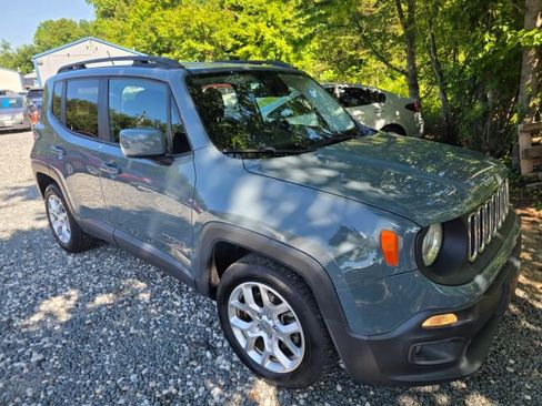Used 2017 Jeep Renegade Latitude FWD image 3