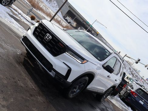 Certified 2025 Honda Pilot TrailSport image 3