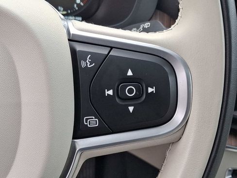 Used 2021 Volvo XC60 T5 Momentum w/ Premium Package image 23