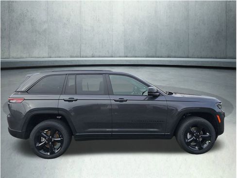 New 2025 Jeep Grand Cherokee Altitude image 10