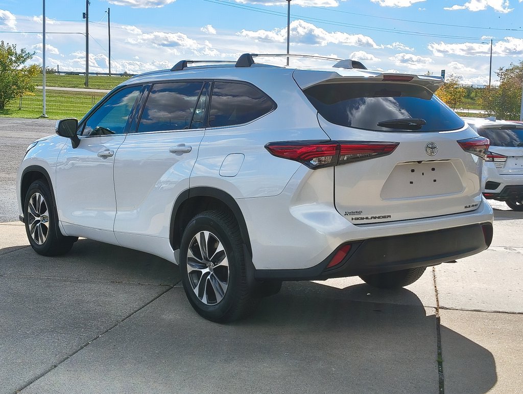 Used 2022 Toyota Highlander XLE AWD/4WD image 7