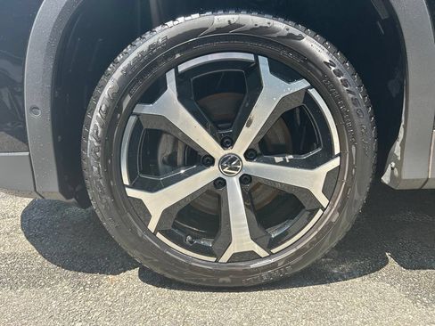 Used 2025 Volkswagen Tiguan SE AWD/4WD image 9
