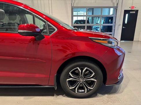 Used 2025 Toyota Sienna Platinum AWD/4WD image 9