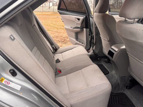 Used 2015 Toyota Camry LE image 12