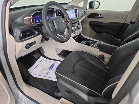 Used 2024 Chrysler Pacifica Limited image 11