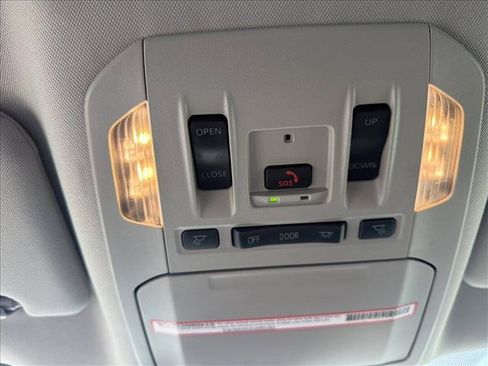 Used 2024 Toyota Highlander XLE FWD image 16