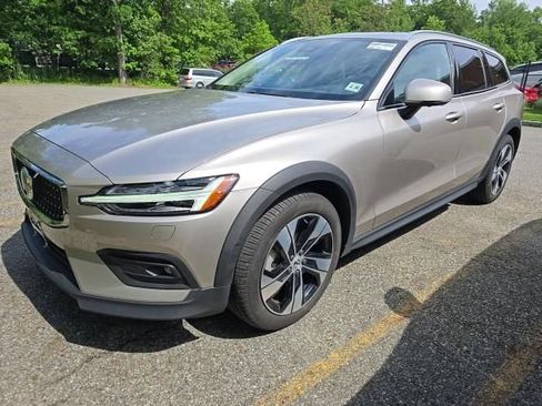 Used 2025 Volvo V60 B5 Cross Country Plus AWD/4WD image 2