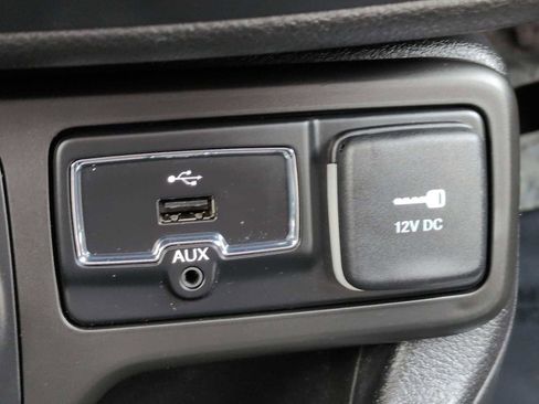 Used 2018 Jeep Renegade Latitude w/ UConnect 8.4 Nav Group image 33