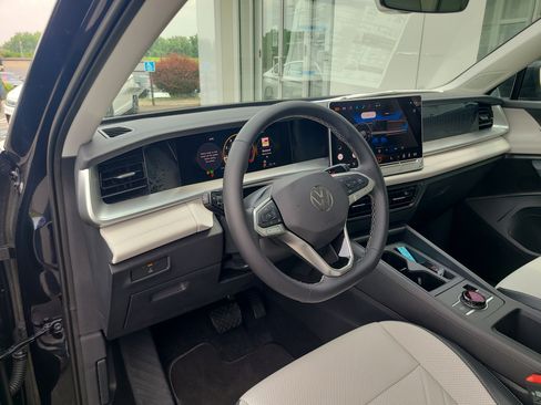 New 2025 Volkswagen Tiguan SE w/ Panoramic Sunroof Package AWD/4WD image 23