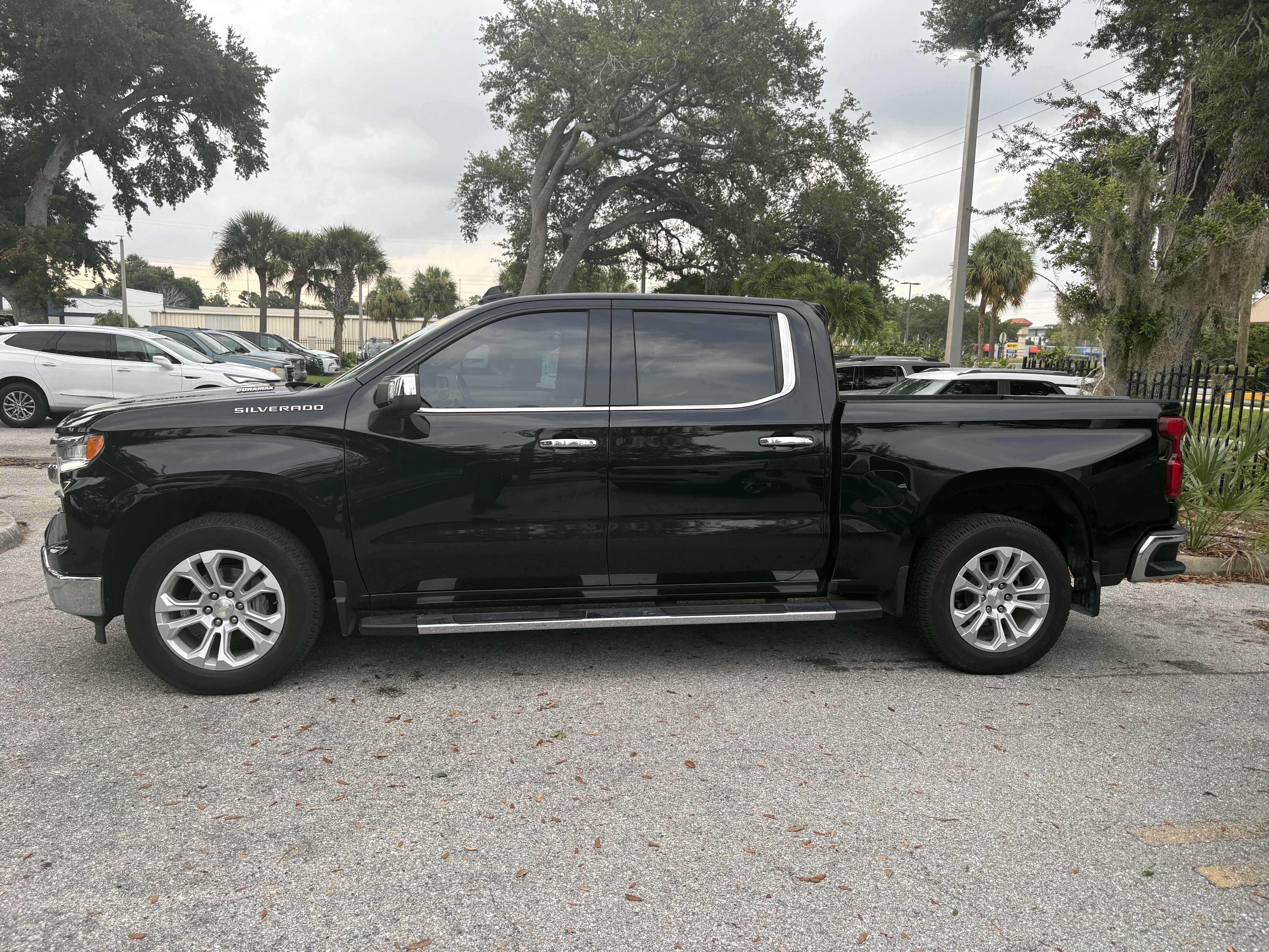 Used 2022 Chevrolet Silverado 1500 LTZ w/ LTZ Premium Package RWD image 4