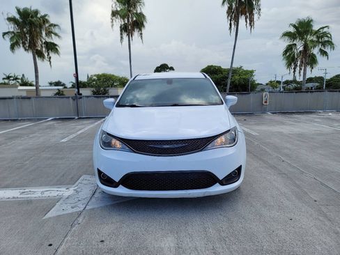 Used 2019 Chrysler Pacifica Touring Plus w/ S Appearance Package FWD image 3