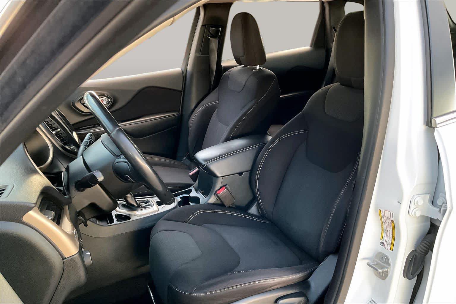 Used 2015 Jeep Cherokee Latitude FWD image 9