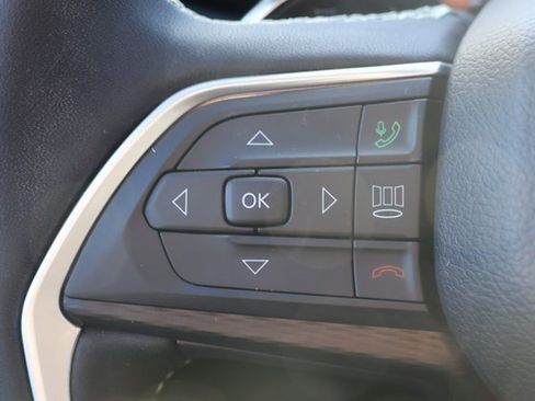 Used 2024 Jeep Grand Cherokee Laredo image 11