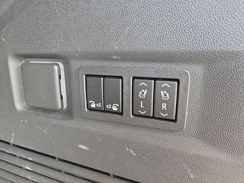 Used 2023 GMC Yukon AT4 w/ Technology Package AWD/4WD image 18