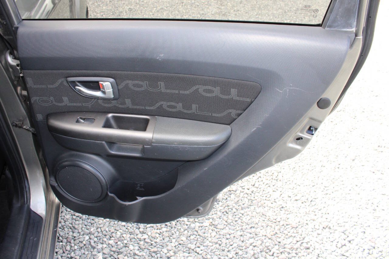 Used 2013 Kia Soul + FWD image 19