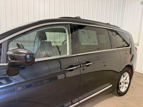 Used 2017 Chrysler Pacifica Touring-L w/ Tire & Wheel Group FWD image 7