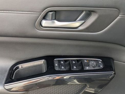 Used 2022 Nissan Pathfinder SV FWD image 10