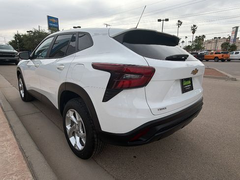 Used 2024 Chevrolet Trax LS w/ LS Convenience Package image 4