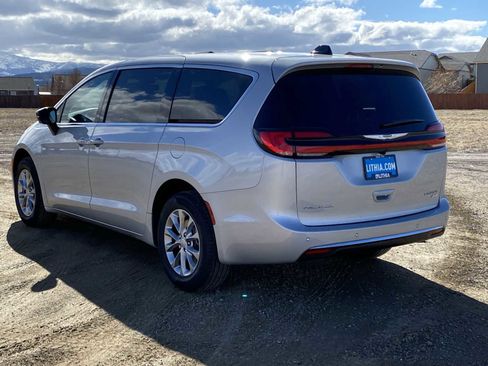 New 2026 Chrysler Pacifica Limited image 12