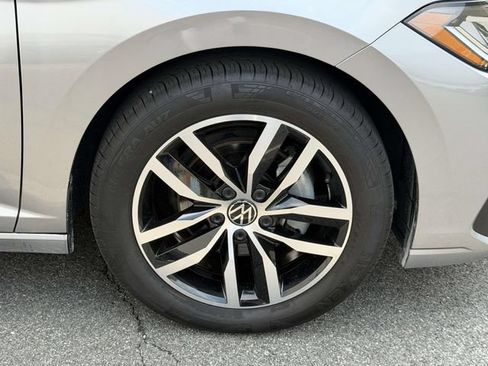Used 2025 Volkswagen Jetta SE FWD image 9