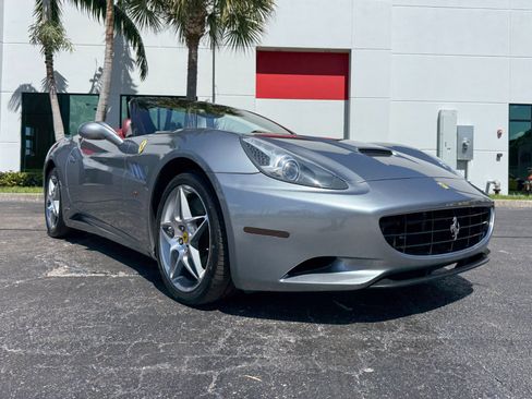 Used 2010 Ferrari California RWD image 14