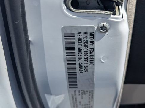 Used 2024 Chrysler Pacifica Touring-L FWD image 33