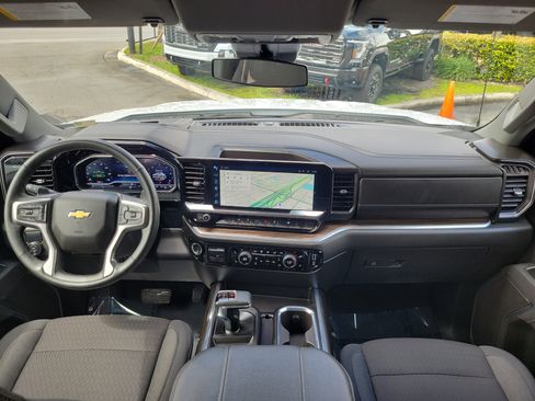 Used 2025 Chevrolet Silverado 1500 LT image 17