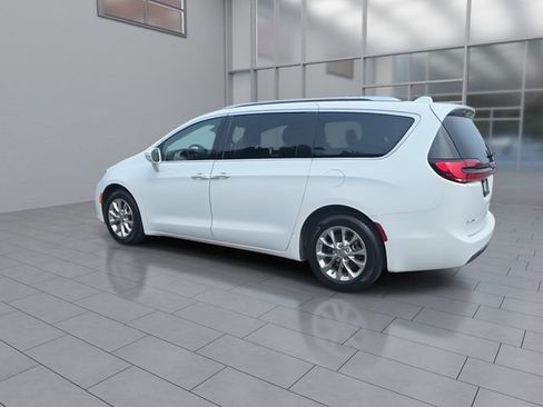 Used 2021 Chrysler Pacifica Touring-L FWD image 6