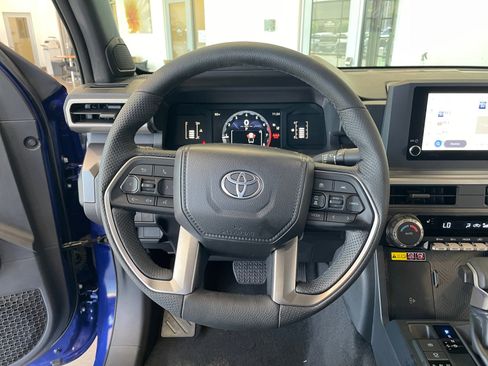 Certified 2025 Toyota Tacoma SR5 AWD/4WD image 9