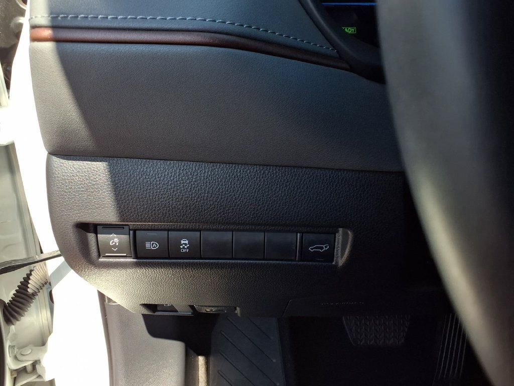 Certified 2023 Toyota Venza XLE AWD/4WD image 16
