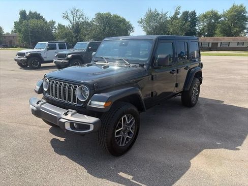 Used 2025 Jeep Wrangler Unlimited Sahara AWD/4WD image 2