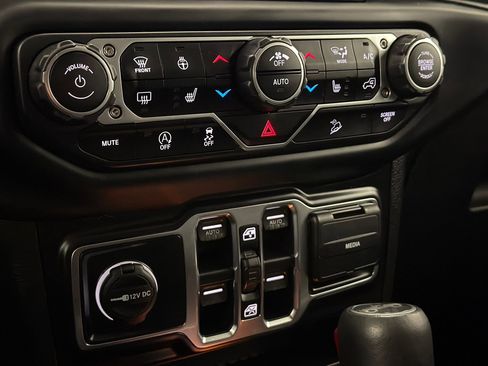 Used 2019 Jeep Wrangler Unlimited Sahara w/ Uconnect 4C Nav & Sound Group image 27