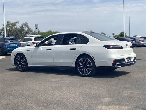 New 2025 BMW i7 M70 image 8