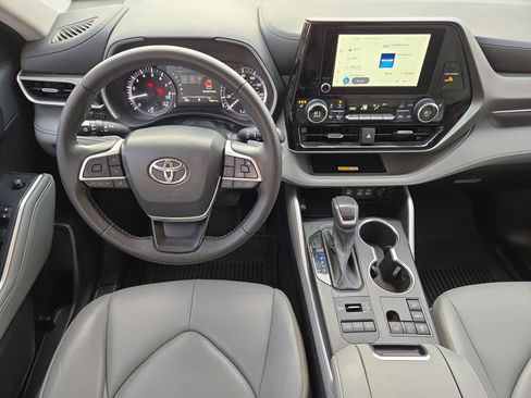 Used 2023 Toyota Highlander XLE image 14