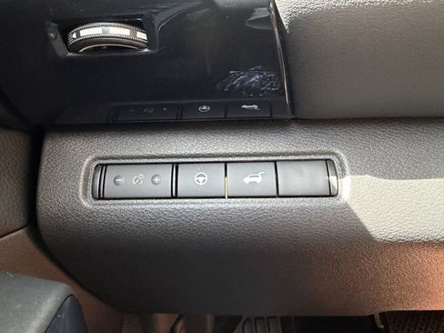 Used 2025 Nissan Pathfinder SV FWD image 25