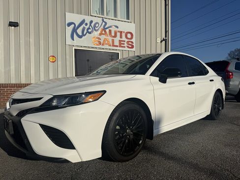 Used 2020 Toyota Camry SE image 2