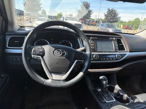 Used 2018 Toyota Highlander XLE AWD/4WD image 12