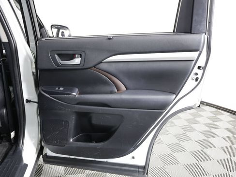 Used 2019 Toyota Highlander XLE w/ Carpet Mat Package (TMS) AWD/4WD image 24