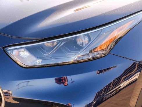 Used 2023 Toyota Highlander LE AWD/4WD image 12