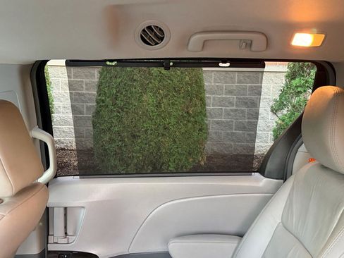 Used 2017 Toyota Sienna XLE w/ XLE Navigation Package FWD image 18