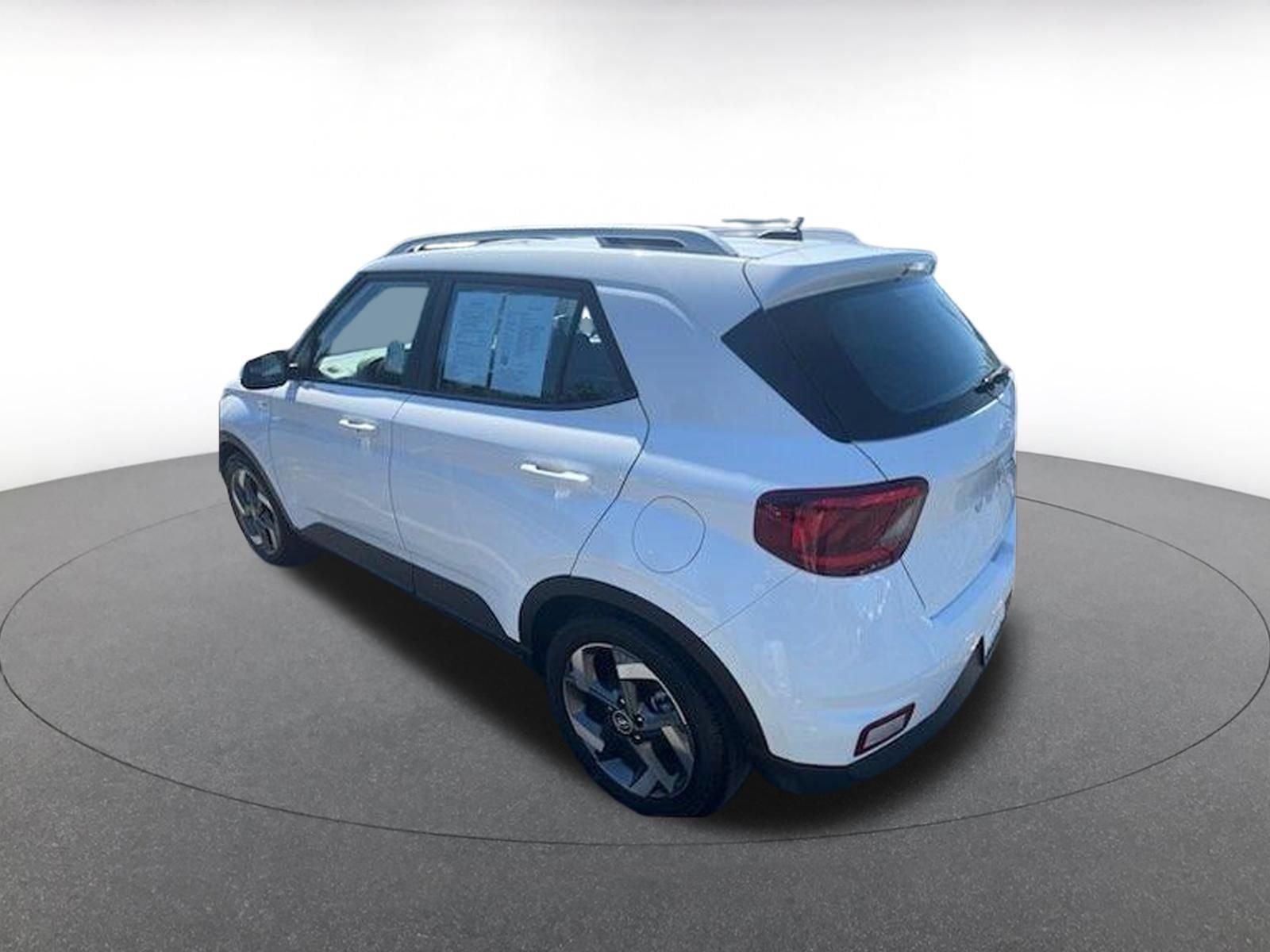 Used 2025 Hyundai Venue SEL FWD image 6