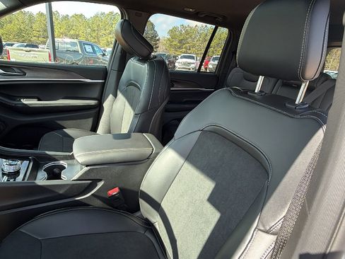 New 2026 Jeep Grand Cherokee Altitude image 17