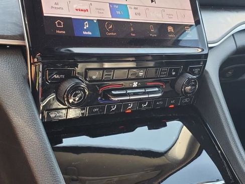 Used 2023 Jeep Grand Cherokee L Limited image 21