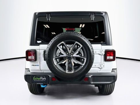 Used 2024 Jeep Wrangler Unlimited w/ Convenience Group AWD/4WD image 7