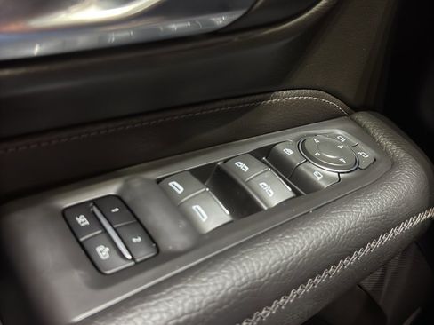 Used 2024 GMC Yukon XL Denali AWD/4WD image 36