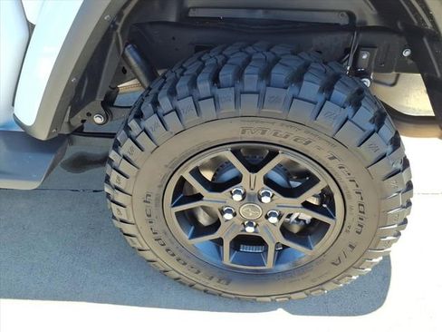 Used 2025 Jeep Gladiator Sport image 18